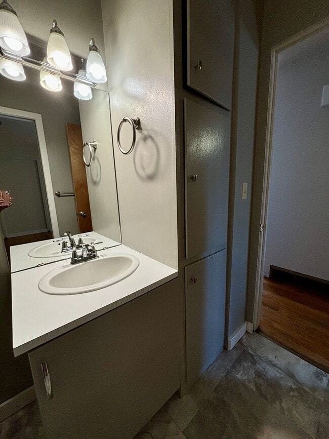 Building Photo - Pet friendly 3 bed, 2 bath Duplex - next to park, quiet neighborhood!