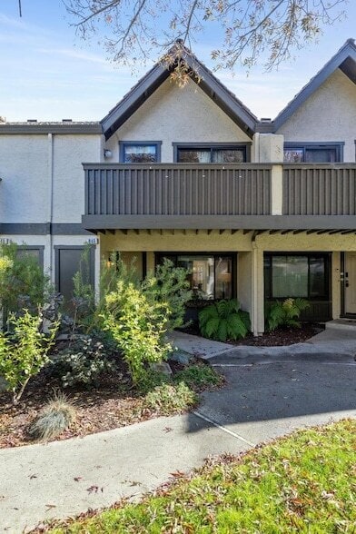 Building Photo - 646 S Ahwanee Terrace