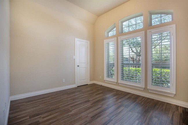 Building Photo - 10006 Montecola Pine