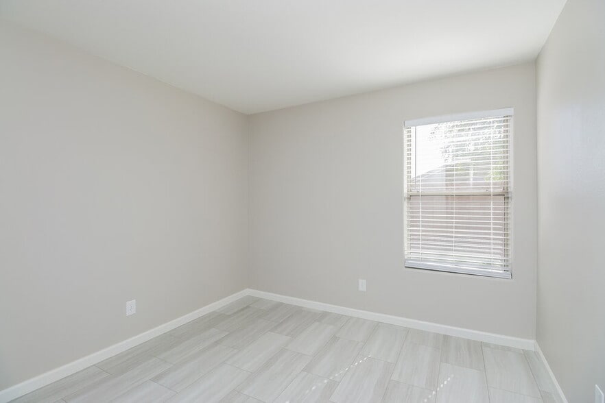 Building Photo - 16583 W Moreland St