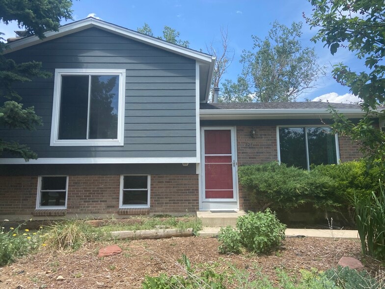 Primary Photo - 221 Summit Cir