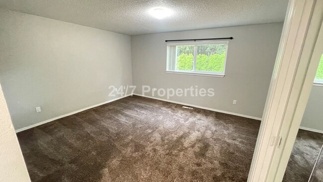 Building Photo - 3 BD | 2 BA Single-Level Home on Sprawling...