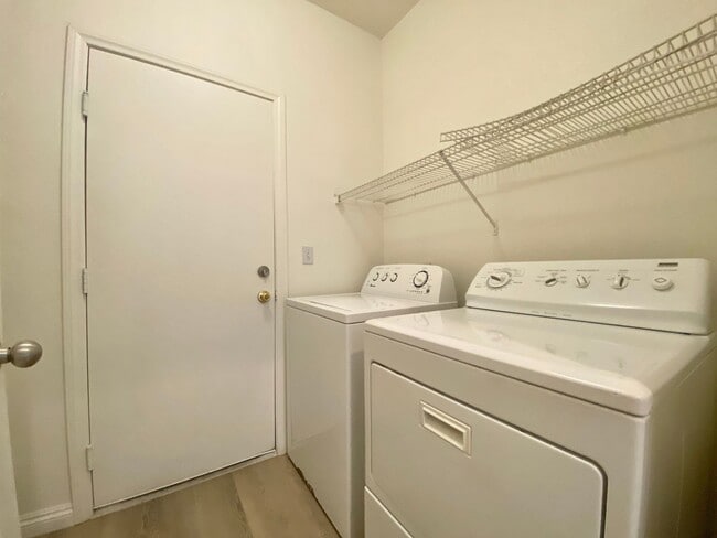 Building Photo - Nice two-story single family house with 3 bedrooms and 2 baths