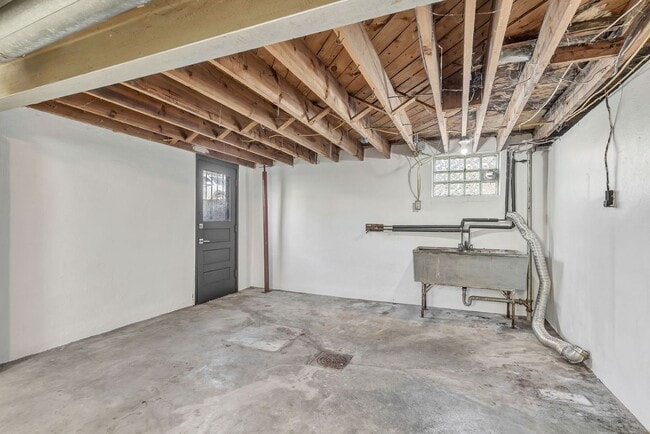 Building Photo - College Hill Renovated Home w/4 bdrms