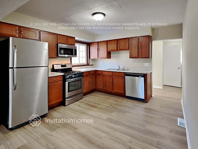 Building Photo - 1571 Racine Ave S