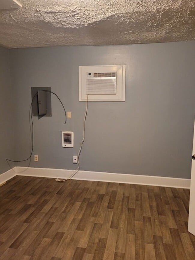 Building Photo - 201 W Chestnut St