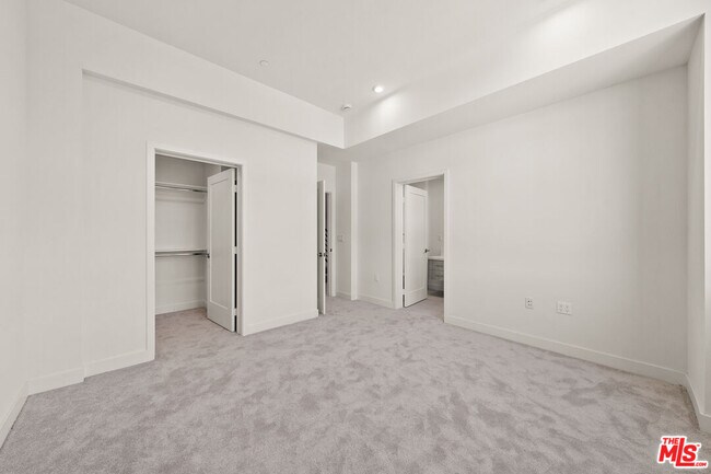 Building Photo - 1202 N Orange Grove Ave