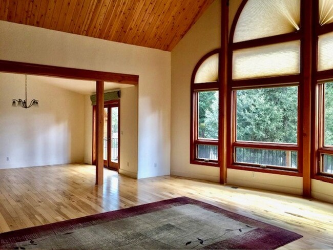 Building Photo - Lovely Tahoe Style Custom Home