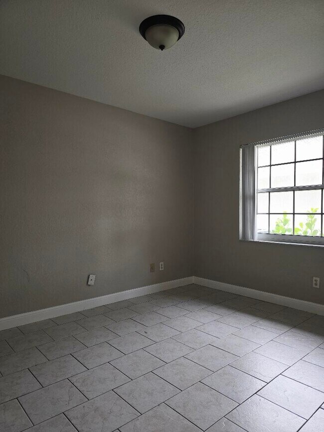 Building Photo - 1406 White Pine Dr