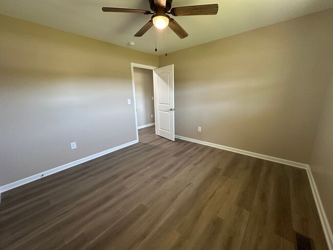 Building Photo - Newly Renovated Home in Shelbyville - 30 m...