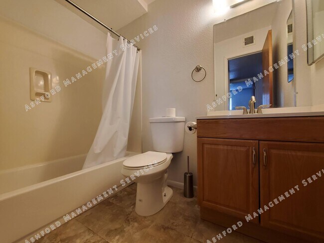 Building Photo - 3 BEDROOM HOME WITH HUGE BACKYARD/GARDEN AREA