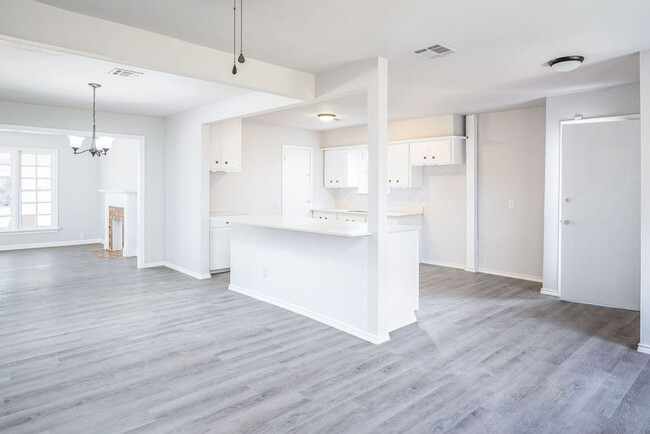 Building Photo - Charming home in the Heart of the Urban Core