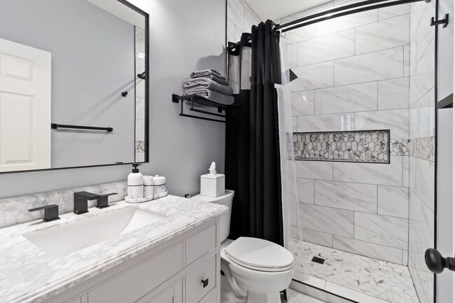 Building Photo - Exquisite & Breathtaking 2 Bedroom 2 Bath Condo Fully Furnished