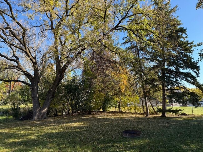 Building Photo - 6040 Hemlock Ln N