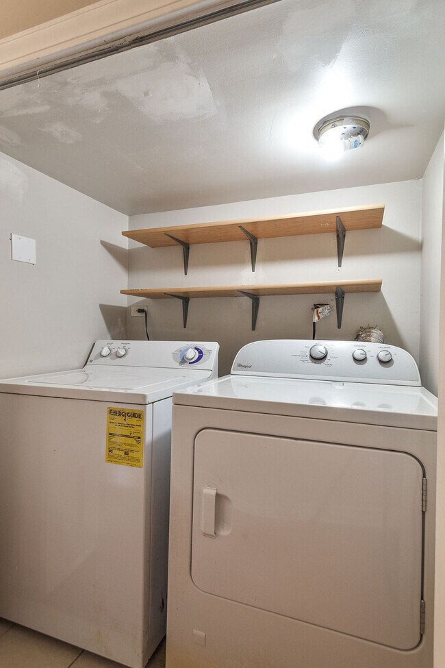 Building Photo - 2214 W Barry Ave