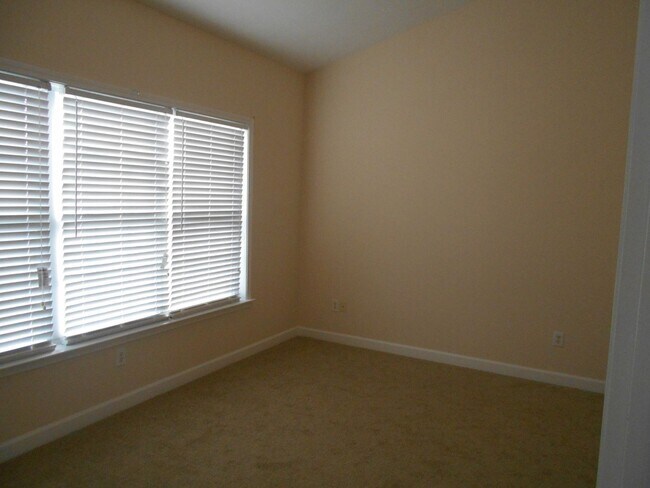 Building Photo - 3 bedroom, 2 bath condo in Carolina Willows