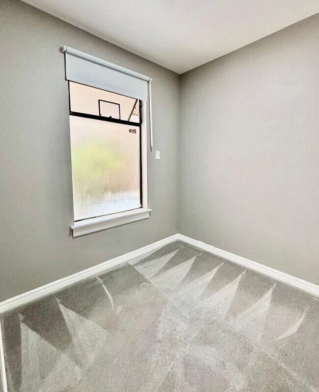 Building Photo - 2 Bed / 2 Bath updated Mercer Island condo $2,945/mo