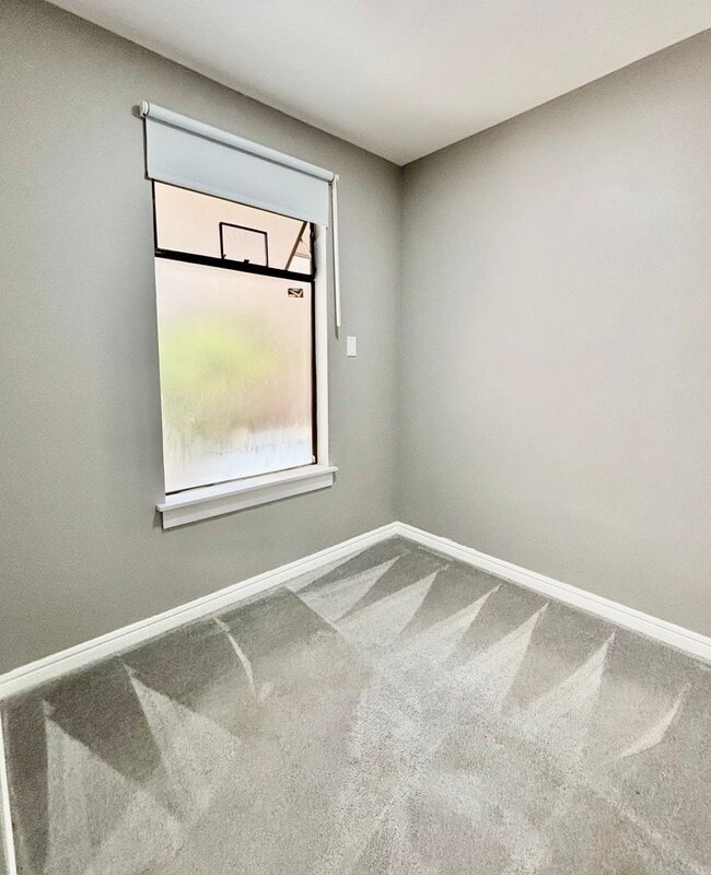Building Photo - 2 Bed / 2 Bath updated Mercer Island condo...