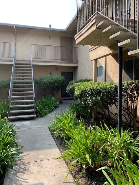 Building Photo - 720 W Valley Dr