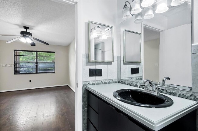 Building Photo - 681 Thornridge Ave