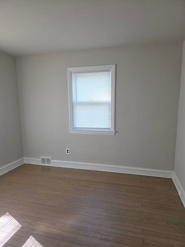 Building Photo - McDaniel Heights Single Family Home