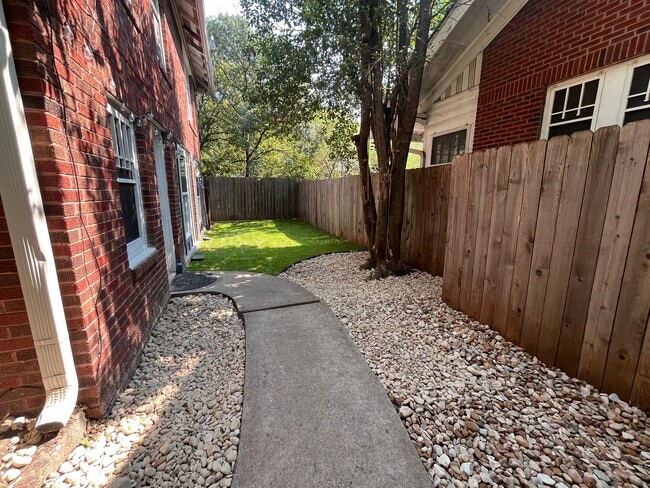 Building Photo - 2Bed/1bath Duplex in Hyde Park with Small ...