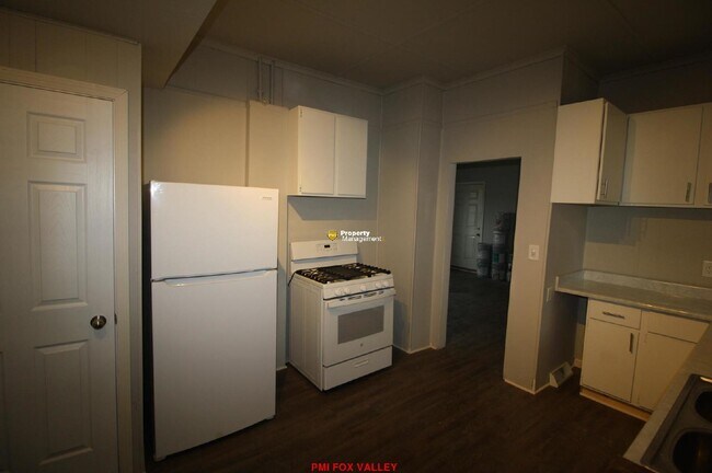 Building Photo - Large 3 - Bedroom Duplex in Oshkosh