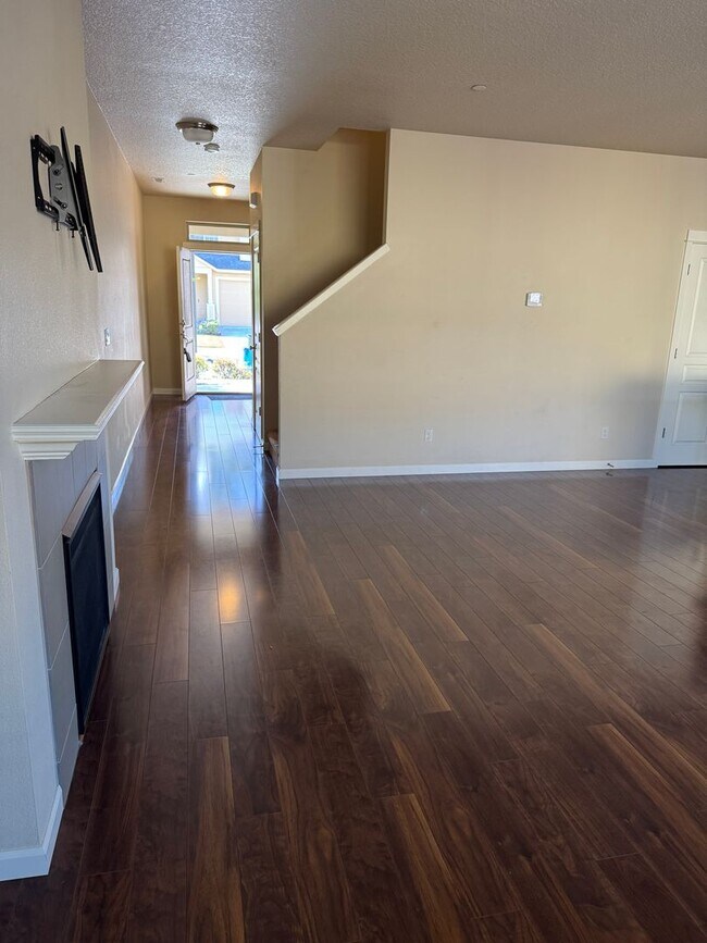 Building Photo - Amazing 3 bedroom home