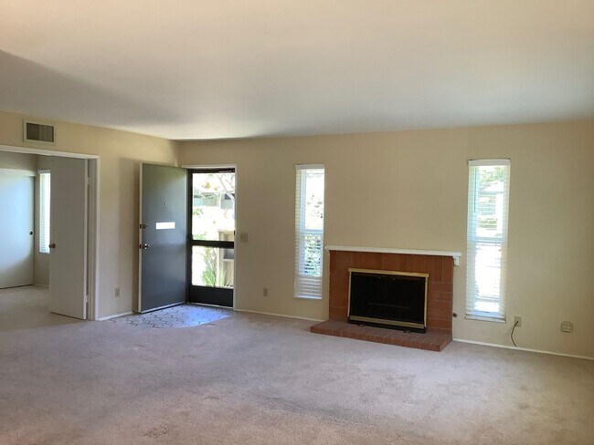 Building Photo - 3 Bedroom 2 Bath Single Story Home- Mesa V...