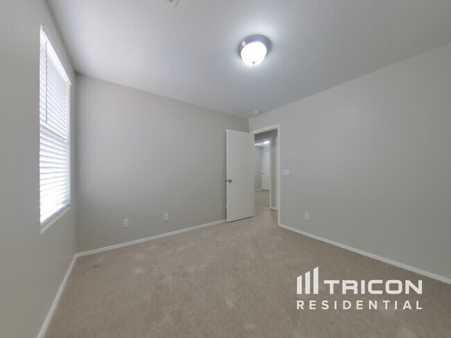Building Photo - 15458 W Mercer Ln