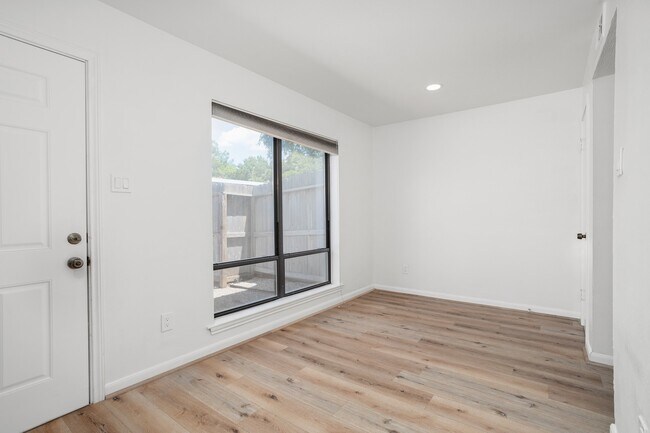 Building Photo - 10331 Longmont Dr