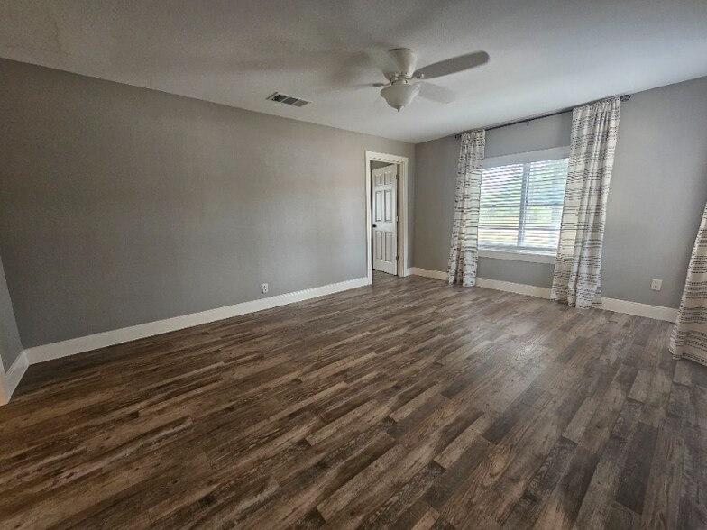 Building Photo - 513 S La Grange St