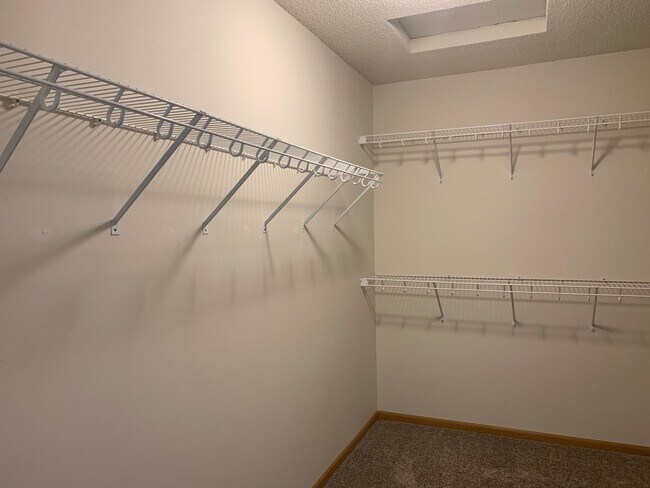 Building Photo - Spacious 4 Bedroom Townhome in Great Neigh...