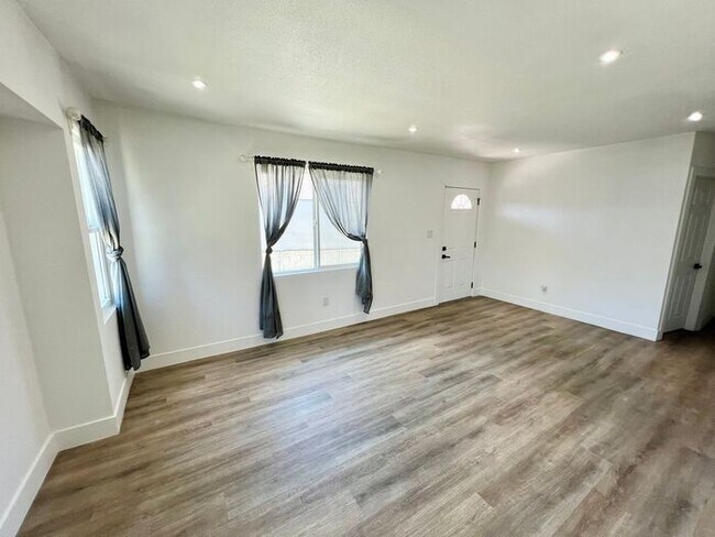 Building Photo - Charming 3BR Home with Private Patio & Spacious Yards in San Diego