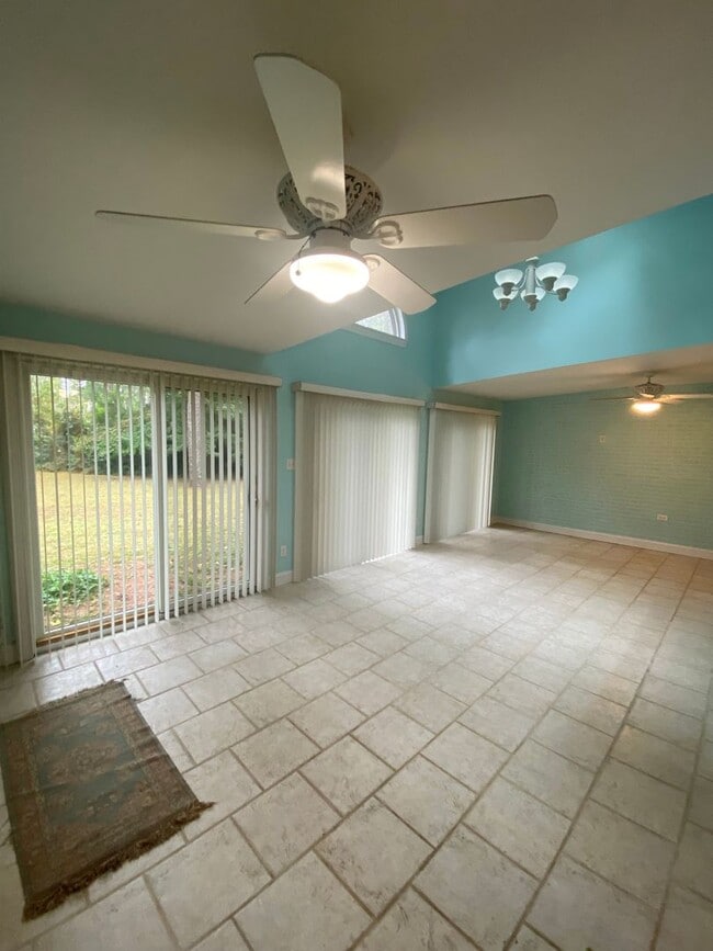 Building Photo - Beautiful 3 BR/2.5 BA Waterfront Home on Trent River!