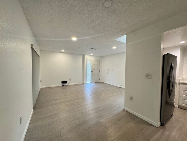 Building Photo - Annual unfurnished nicely renovated 2/2 villa near the Ringling Museum