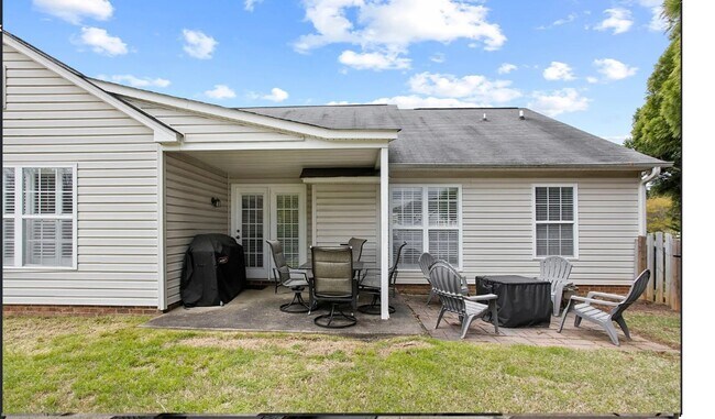 Building Photo - Spacious 3/2 Available Now!