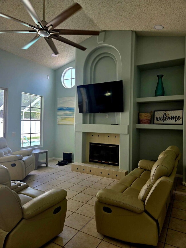 Building Photo - 4/2 Pool Home with pool service included