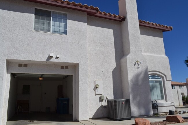 Building Photo - SW - ROOMY 3 BEDROOM 2.5 BATH TOWNHOME - 8...