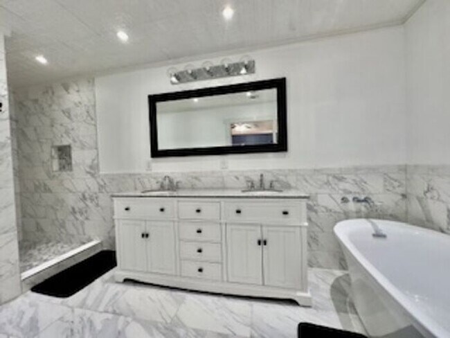 Building Photo - Fully renovated executive home