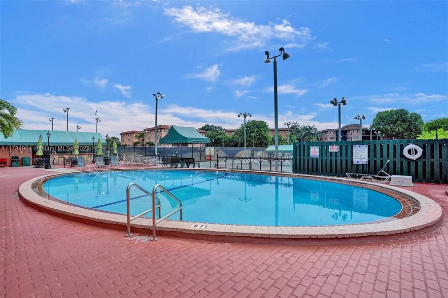 Building Photo - 660 Tennis Club Dr