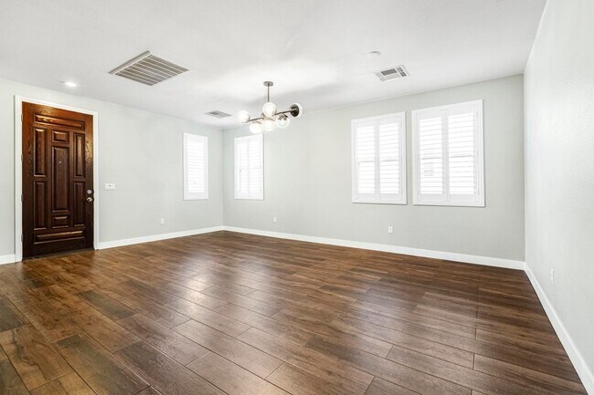 Building Photo - Stunning 4 bedroom, 3 bath home located in...