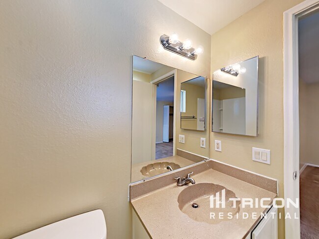 Building Photo - 1507 W El Monte Pl