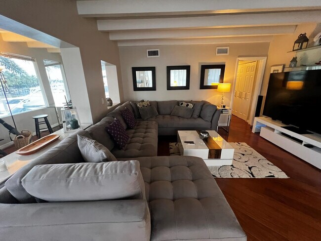 Building Photo - 904 NE 20th Ave