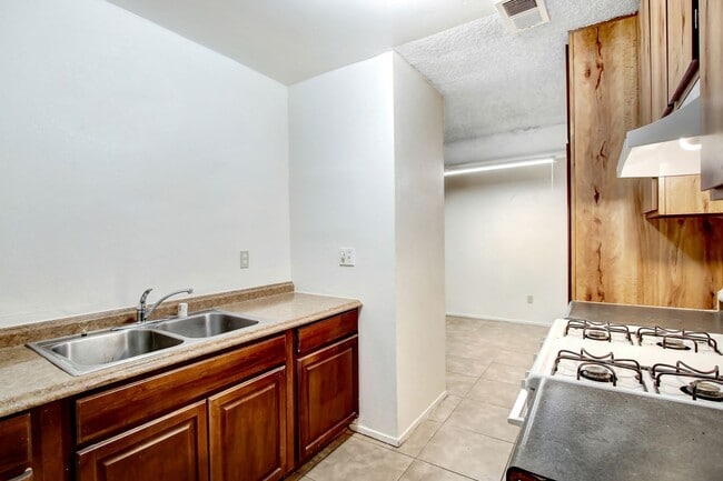 Building Photo - 3/2 Duplex for Lease in Lake Elsinore!