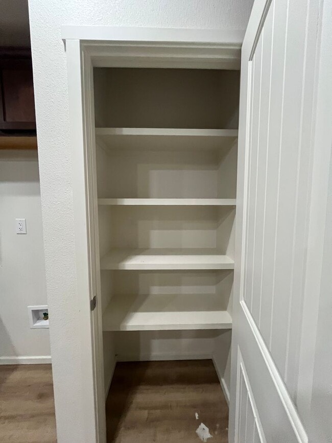 Building Photo - 1107 E La Brea Ave