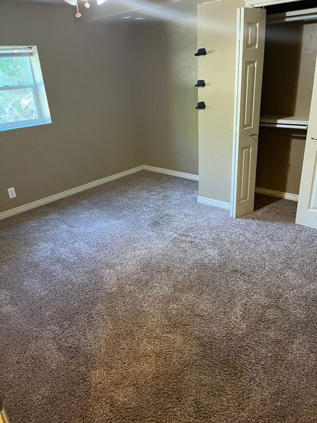 Building Photo - 3 Bed 1 Bath Downstairs unit.