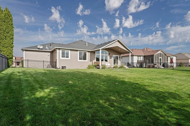 Building Photo - Beautiful 3 bedroom 2 bath Home On The Pla...