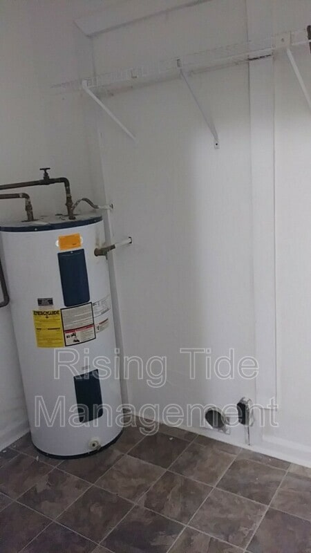 Building Photo - 1006 N Mountain Dr