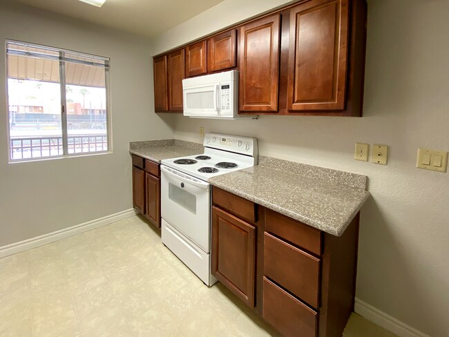 Building Photo - 1 Bedroom condo in guard gated community w...